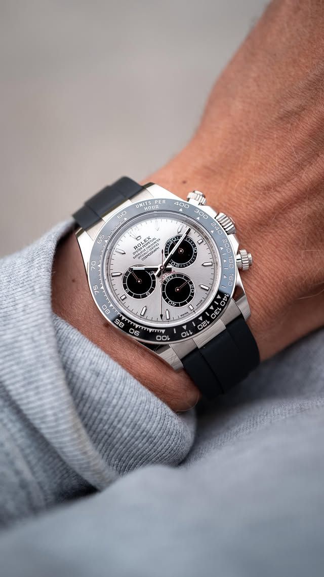Rolex Daytona replica con quadrante bianco, contatori neri e cinturino nero, indossato al polso – Tre Lancette