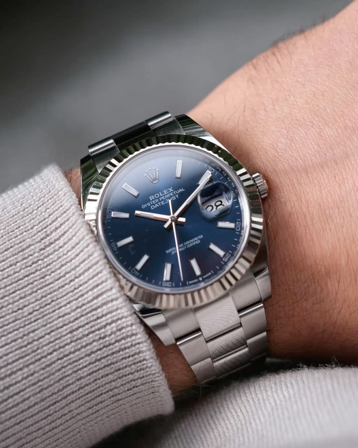 Rolex Datejust replica con quadrante blu, lunetta scanalata e bracciale Oyster indossato al polso – Tre Lancette
