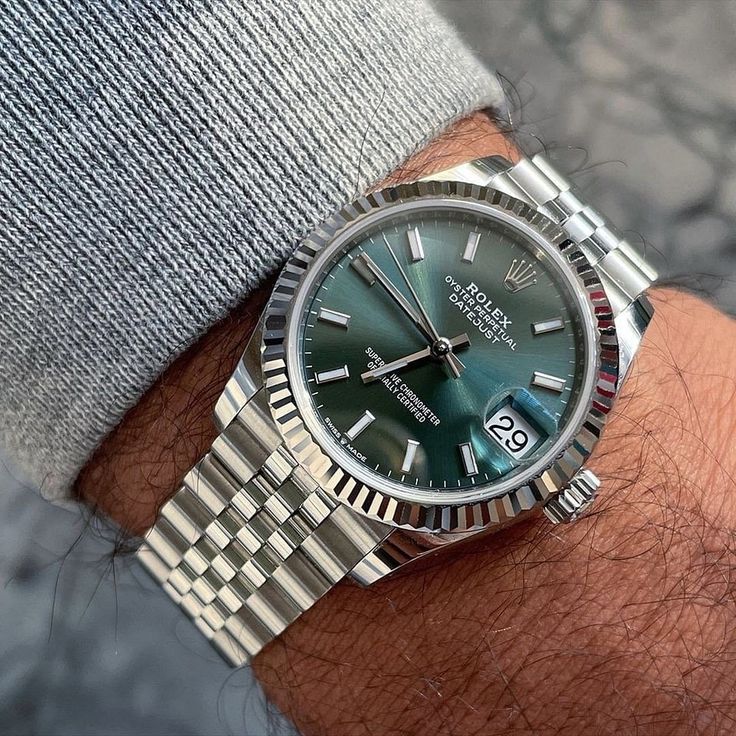Rolex Datejust replica con quadrante verde e bracciale Jubilee indossato al polso – Tre Lancette