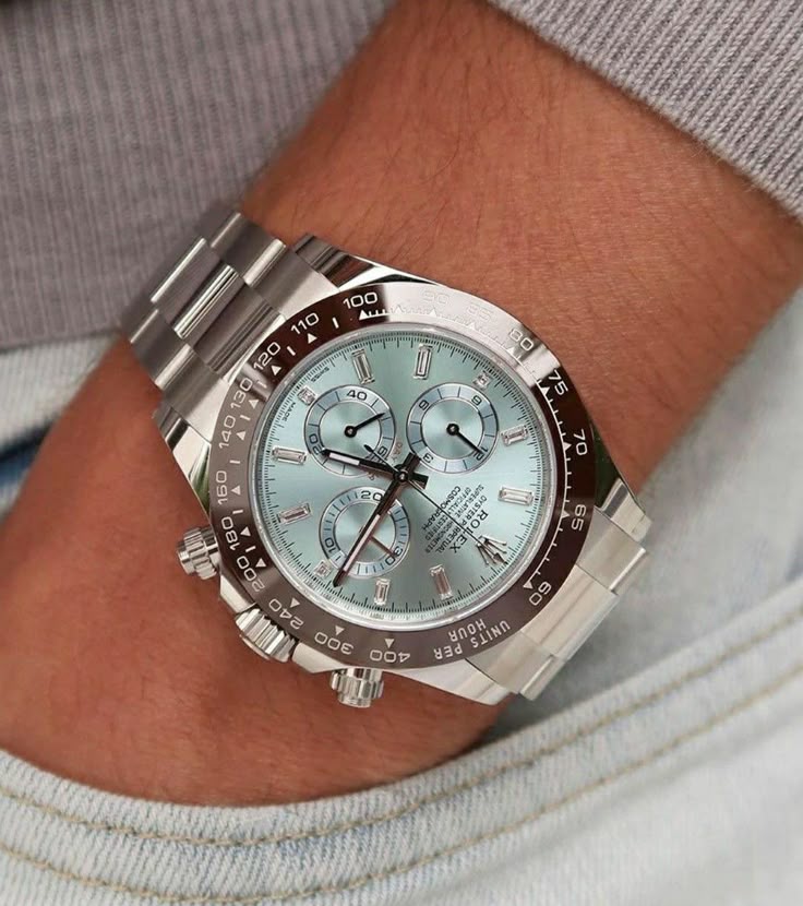 Rolex Daytona replica con quadrante azzurro e contatori, indossato al polso – Tre Lancette