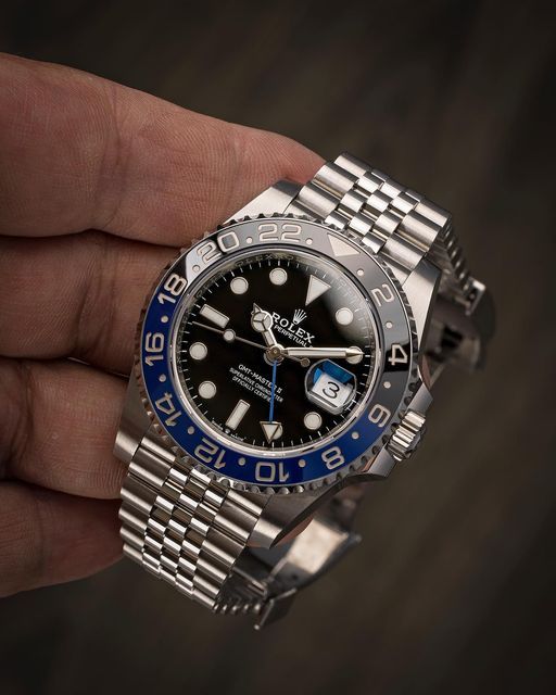 Rolex GMT-Master II replica con lunetta blu e nera e bracciale Jubilee – Tre Lancette
