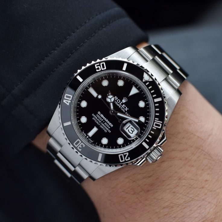 Rolex Submariner replica nero con bracciale Oyster indossato al polso – Tre Lancette